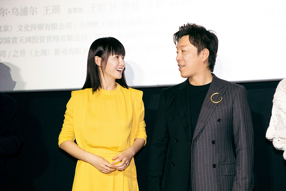 谭卓主演《被光抓走的人》首映黄渤调侃其为“娱乐圈共享媳妇”8