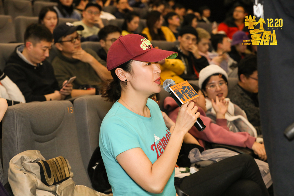 演员梁静亮相活动现场