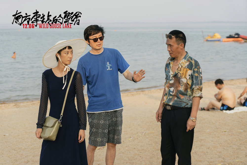 导演刁亦男给桂纶镁、陈永忠说戏