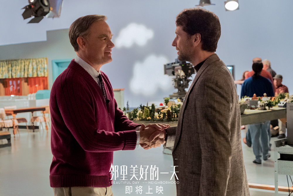 《邻里美好的一天》讲述了罗杰斯先生（汤姆·汉克斯 饰）与记者罗伊德·（马修·瑞斯 饰）之间的友情故事