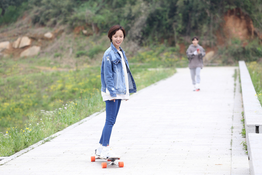 王珞丹踏滑板自在驰骋