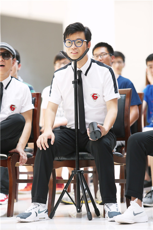 王迅头放在架子上 王迅头放在架子上