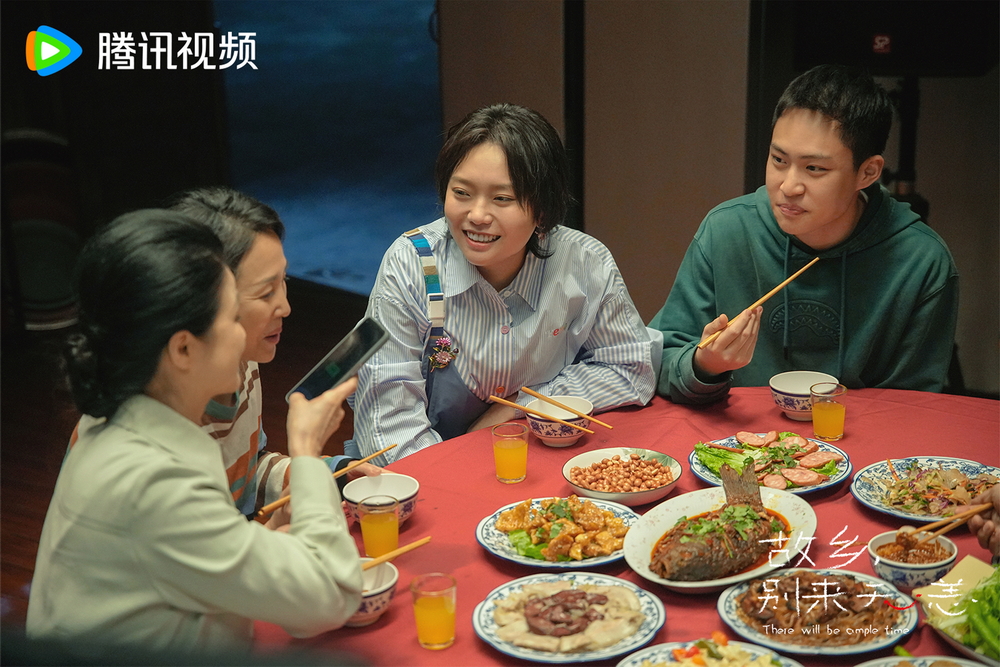 李雪琴苏子航饰姐弟与家人团聚 李雪琴苏子航饰姐弟与家人团聚