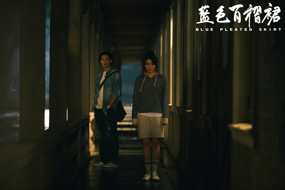 蓝特儿和周洋神情悲伤