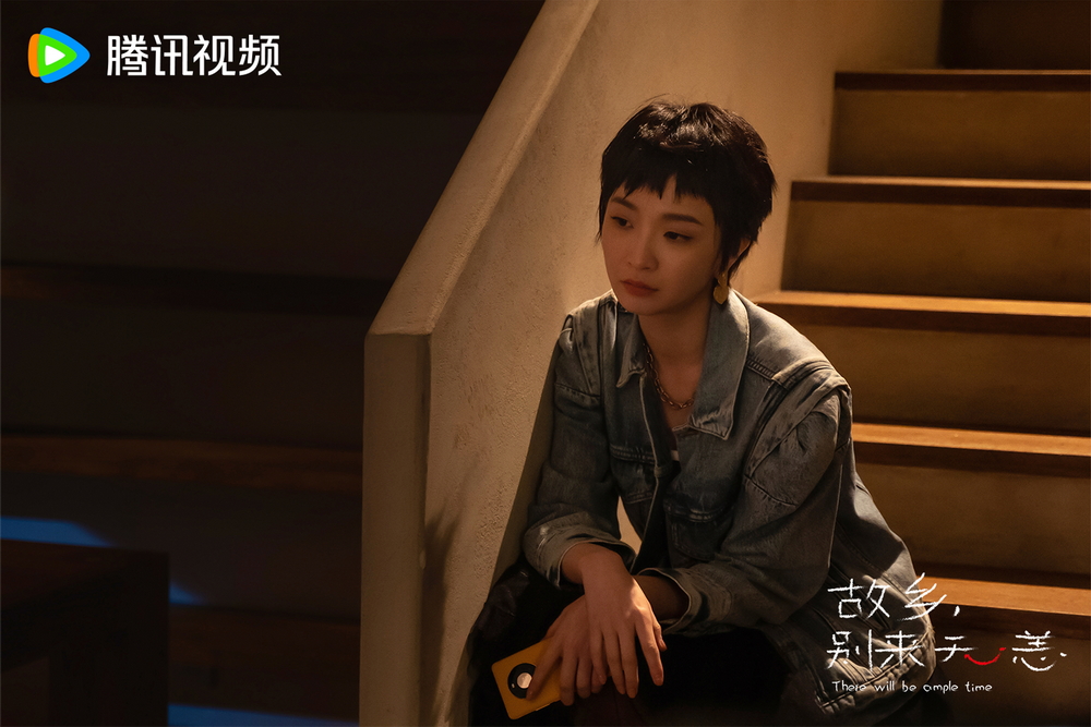 史策饰苟丹丹独自沉思 史策饰苟丹丹独自沉思