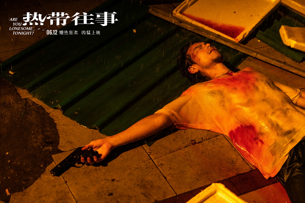彭于晏一脸疲惫躺在雨中
