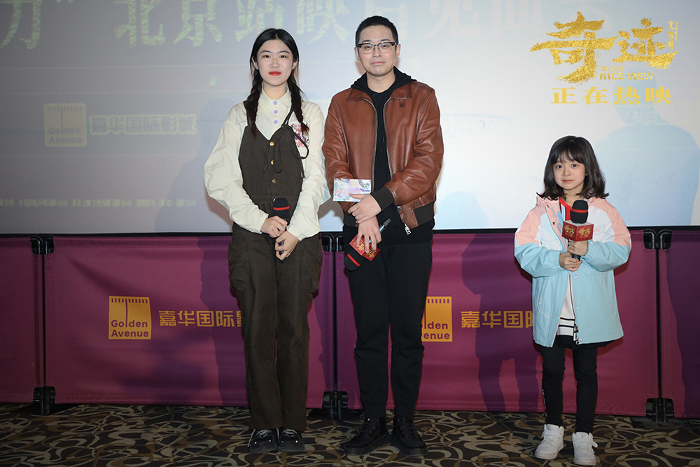 导演文牧野与现场热心观众合影