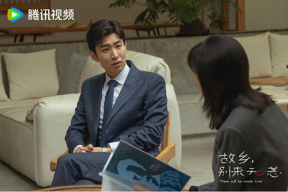 张弛饰刘枫茶馆谈业务 张弛饰刘枫茶馆谈业务