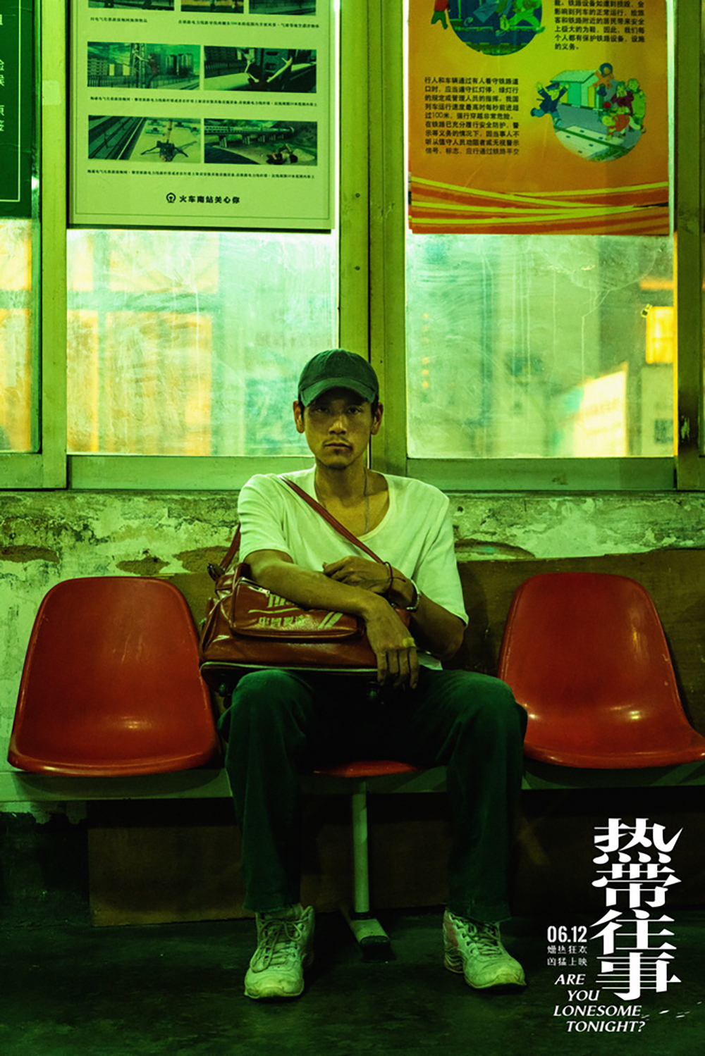 彭于晏怀抱行李包满脸严肃