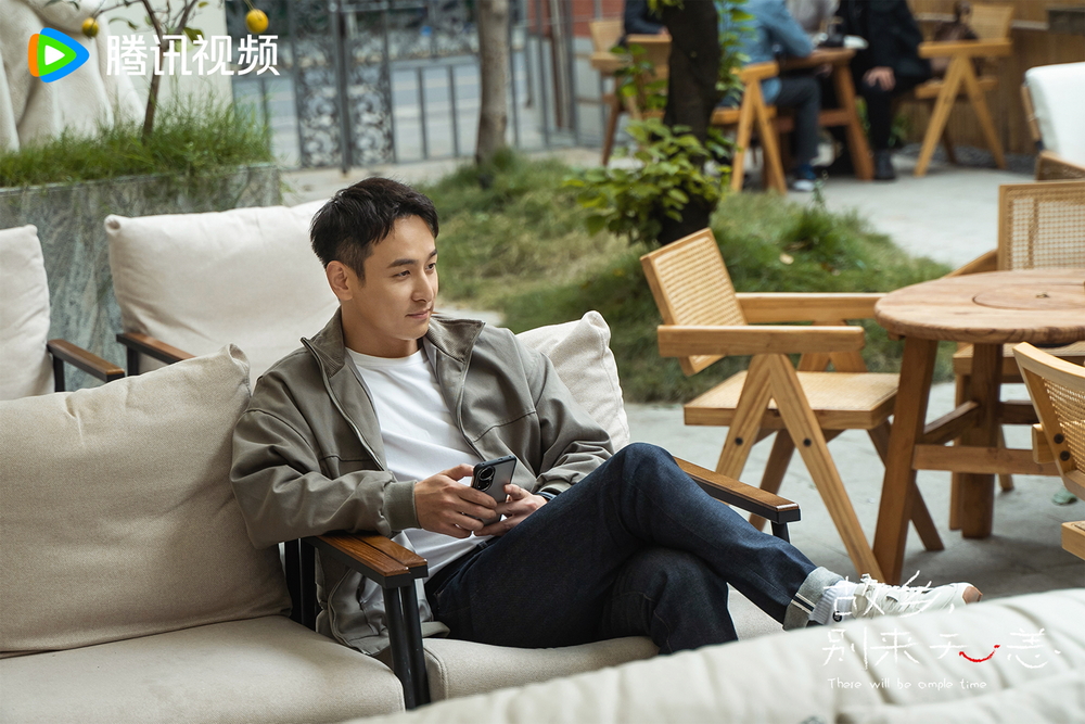 任彬饰谢阳茶馆小憩 任彬饰谢阳茶馆小憩