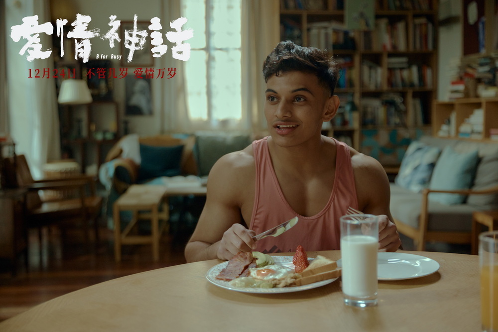 HAMZA Al-SAL在桌边吃早餐