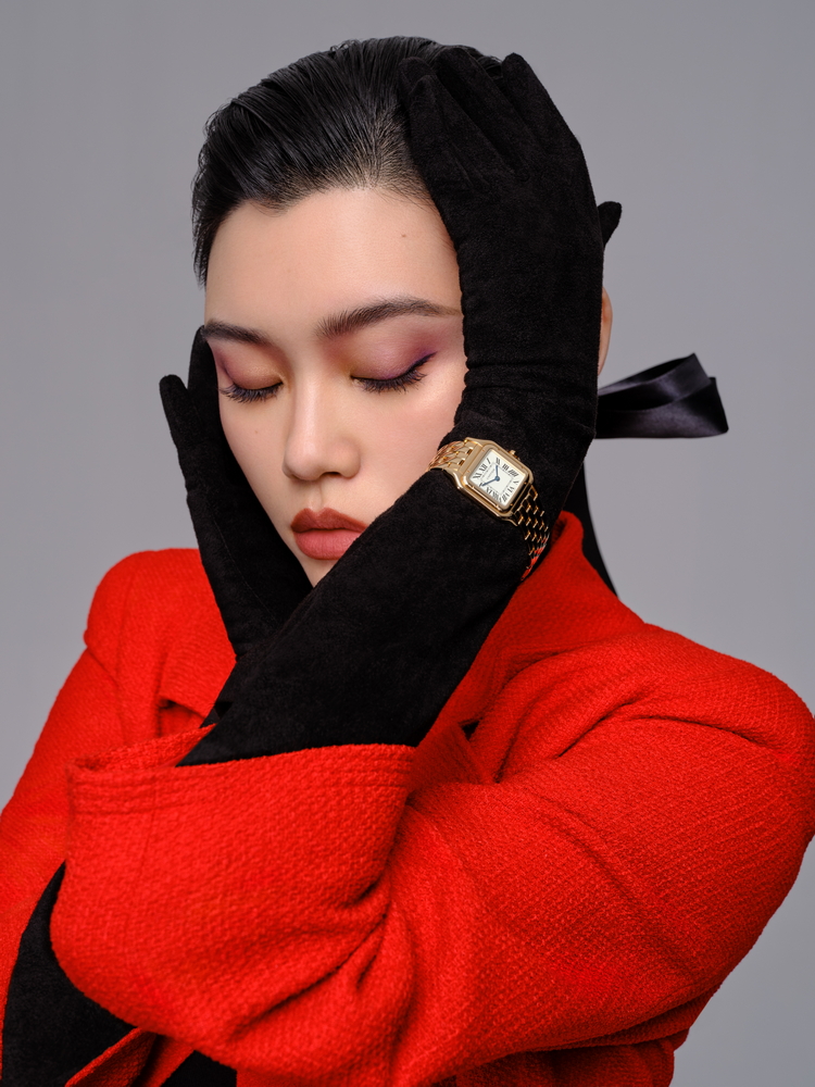 奚梦瑶诠释迷人红色套装