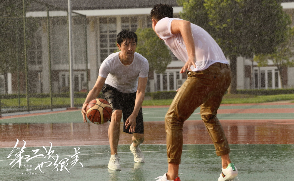 许朗雨中打篮球
