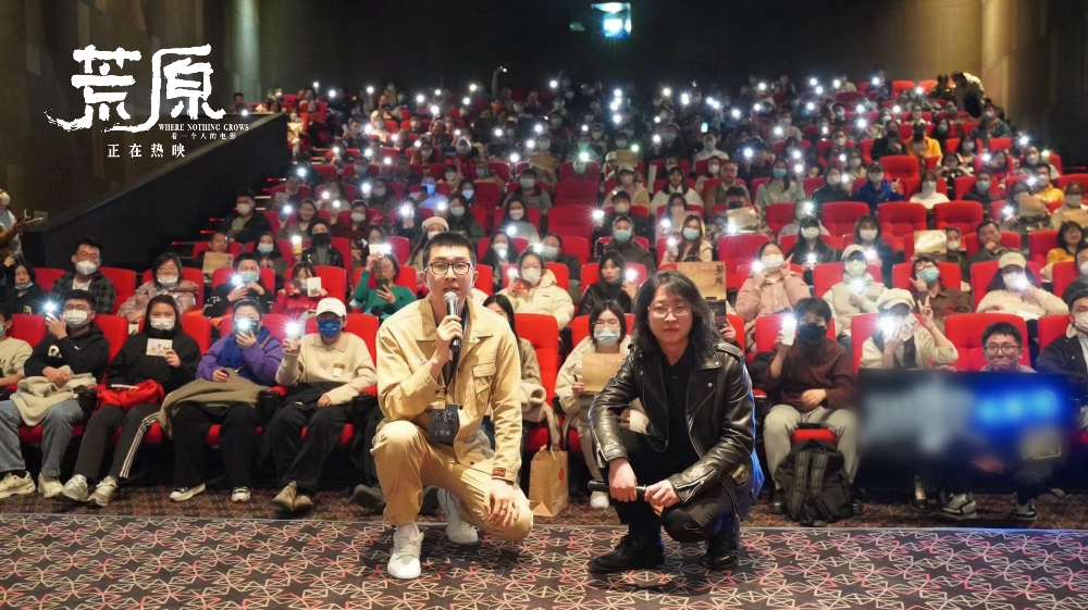 导演左志国与现场观众合影 导演左志国与现场观众合影