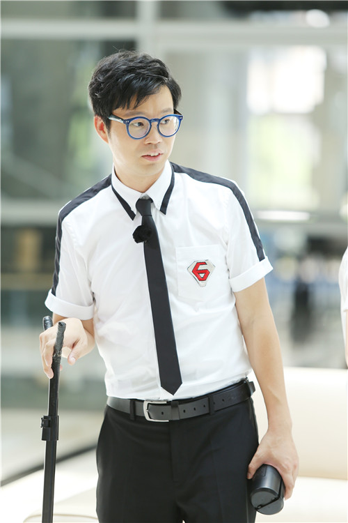 王迅手扶架子 王迅手扶架子