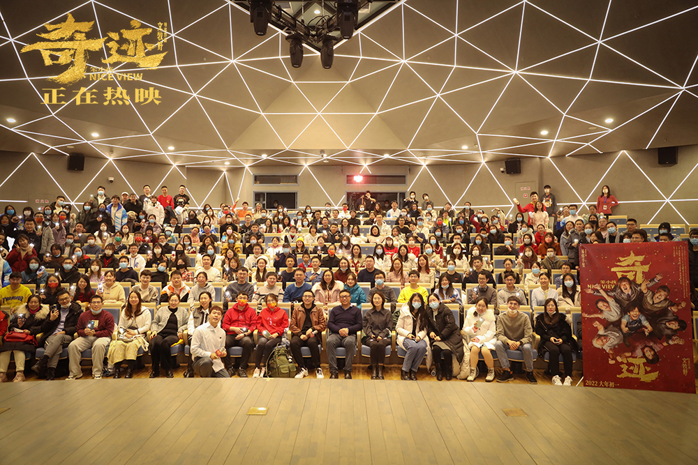 导演文牧野与北大师生合影留念