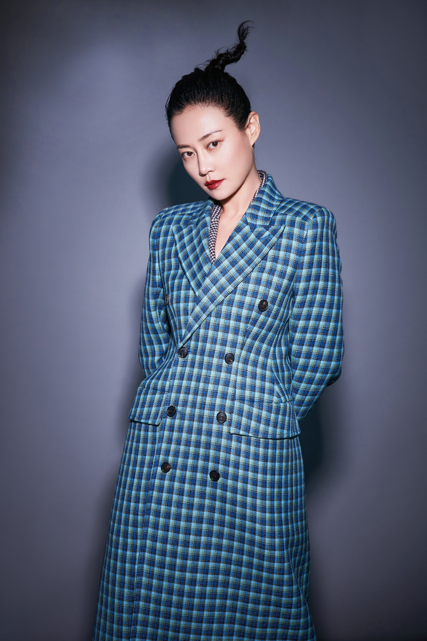 谭卓封面大片充满未来感 硬核诠释"被光抓走的人"