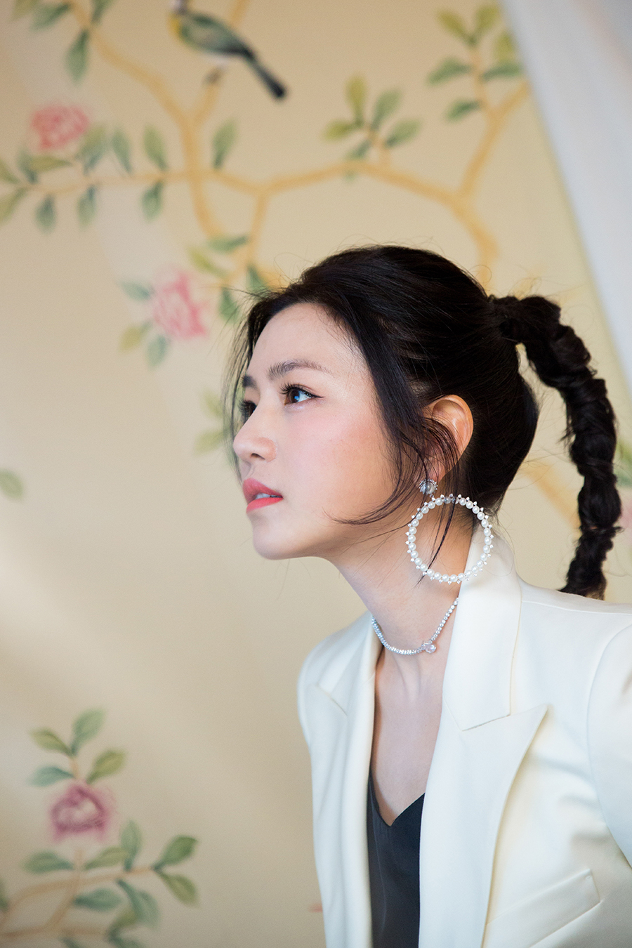 陈妍希致敬"幕后英雄" 干练酷帅糖分依旧