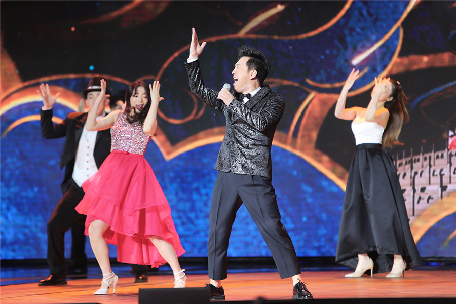 黄渤北京国际电影节闭幕式脱口秀幽默开场 携导演处女作《一出好戏》