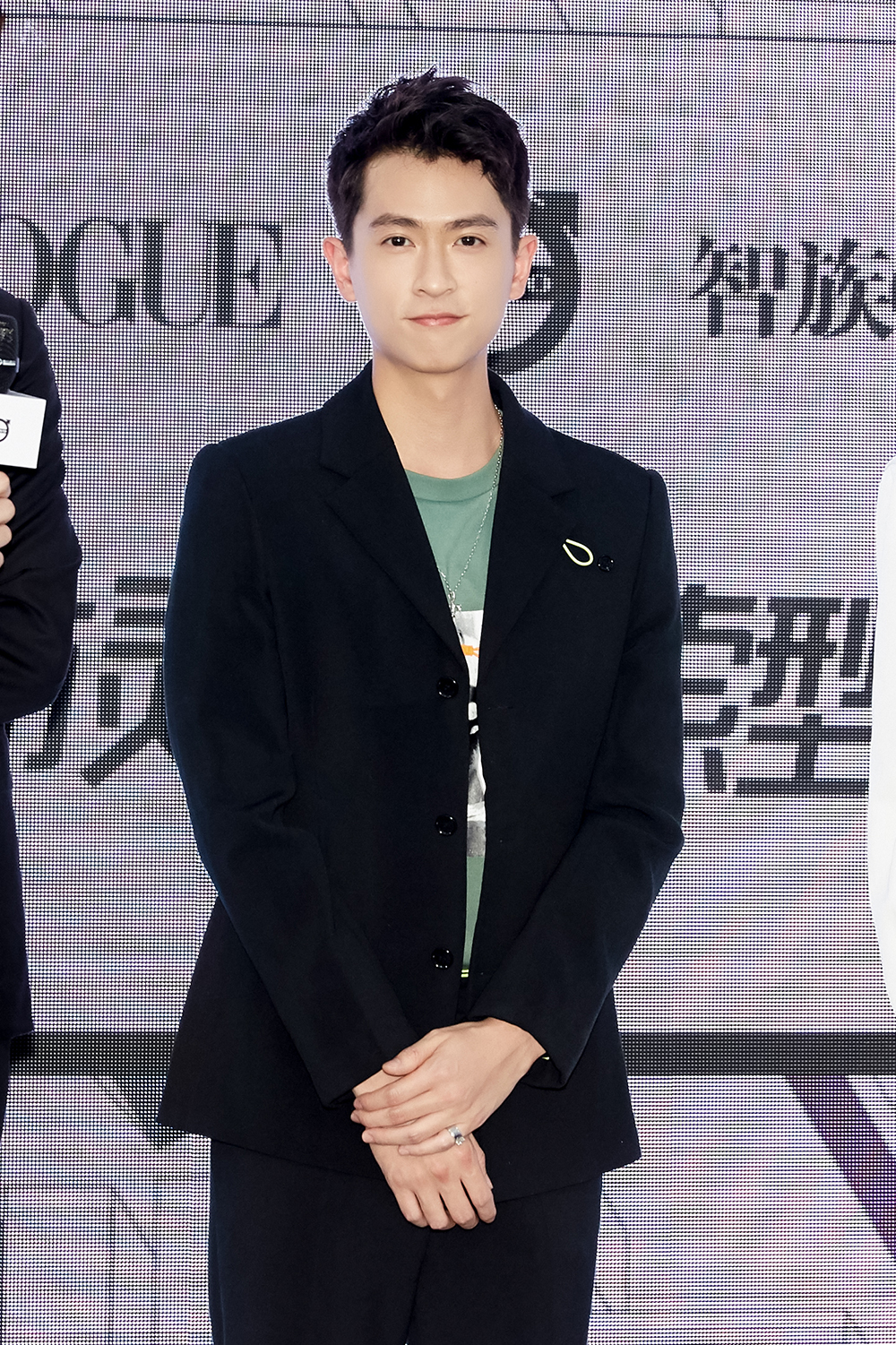 石知田与"师姐"陈妍希亮相城市体验展 演绎绅士品格