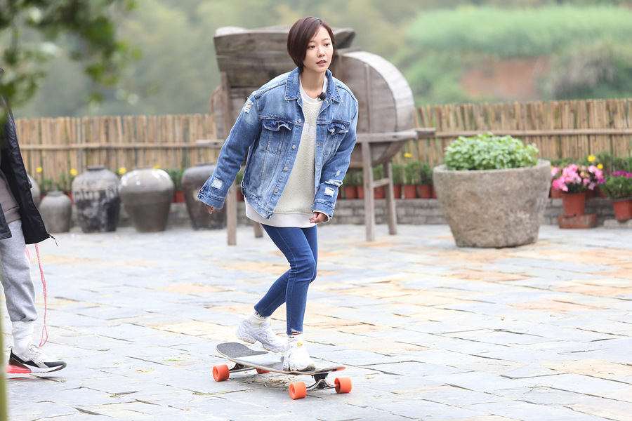 王珞丹教授蘑菇屋众人玩滑板