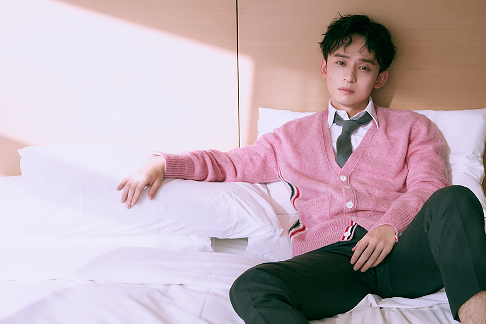 董子健粉色系写真曝光新戏流金岁月开机引期待