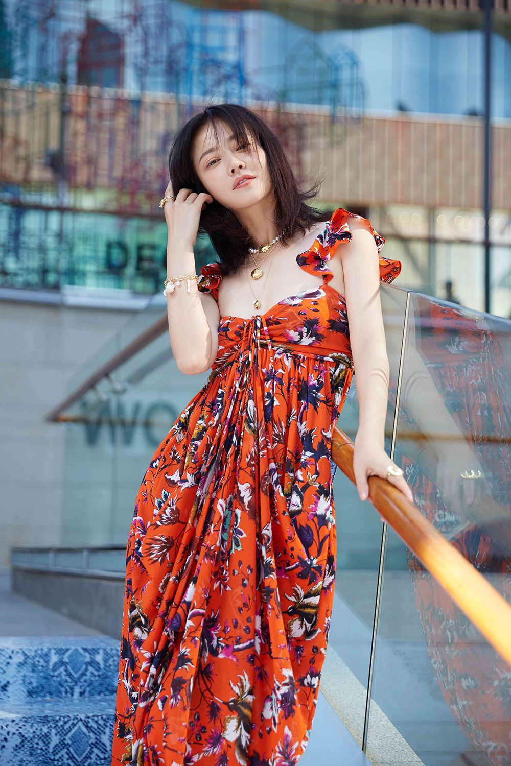 谭卓复古印花裙出席品牌大秀阳光下尽显白皙肌肤