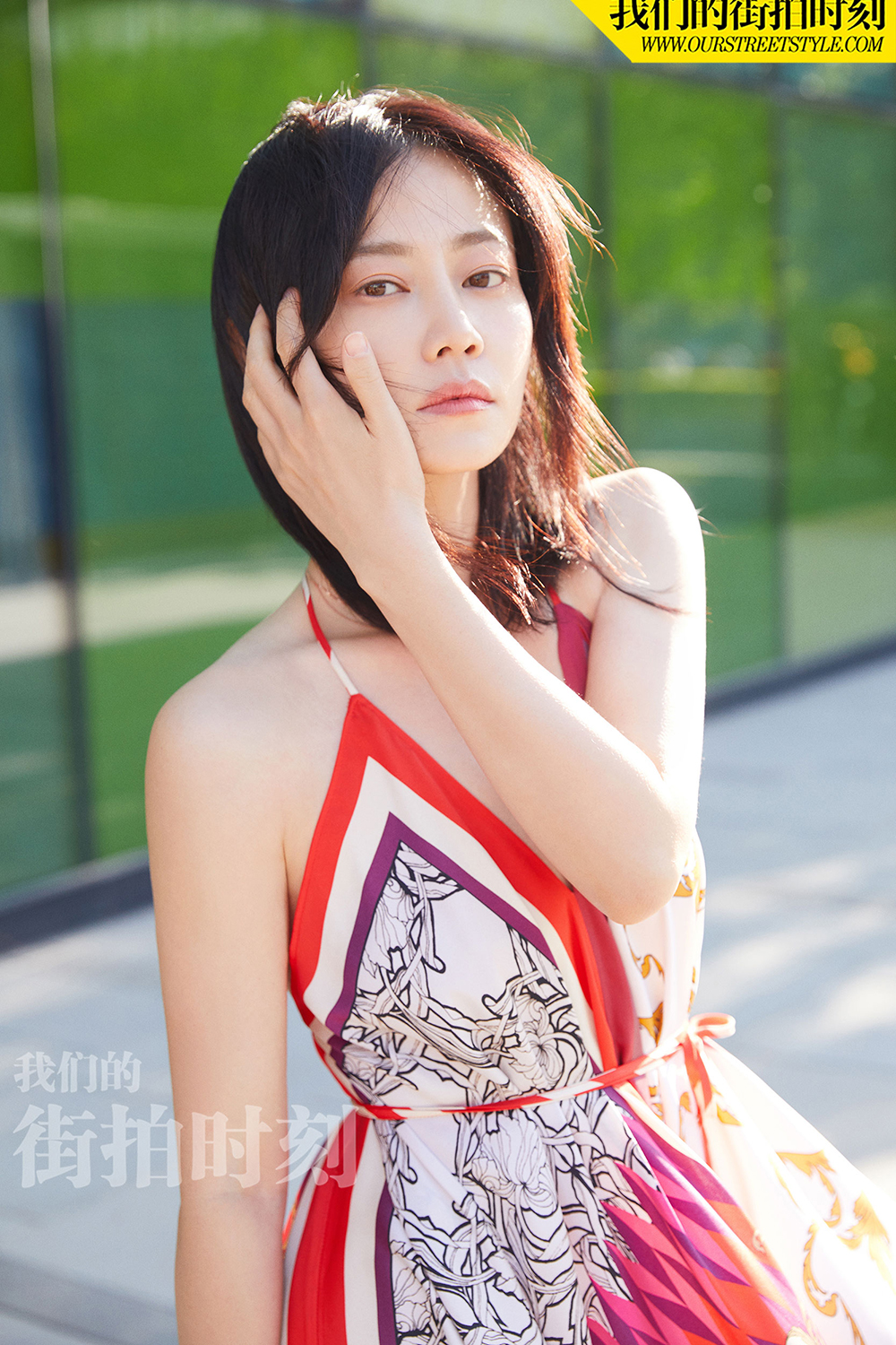 谭卓初夏清凉街拍美腿修长肩颈线优越