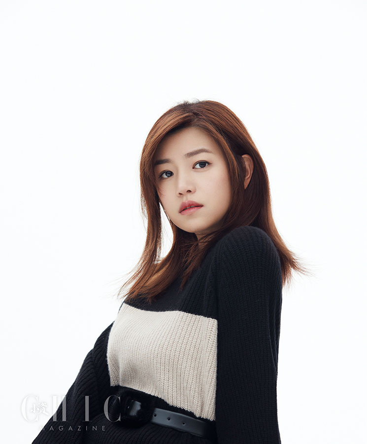 陈妍希曝黑白风格大片 恬静气质闪耀冬季