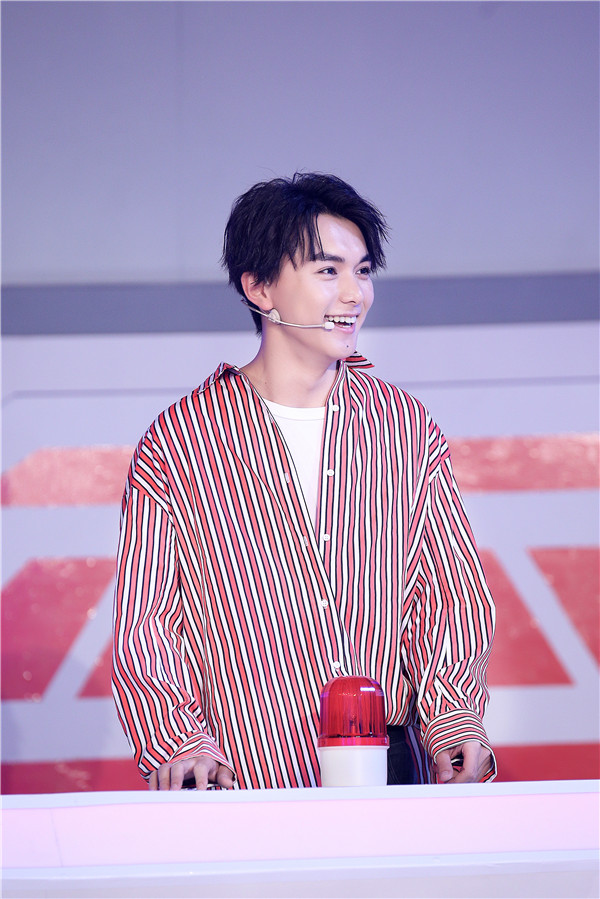 张元坤《火星世界杯》综艺首秀 火拼足球问答姿势涨不停