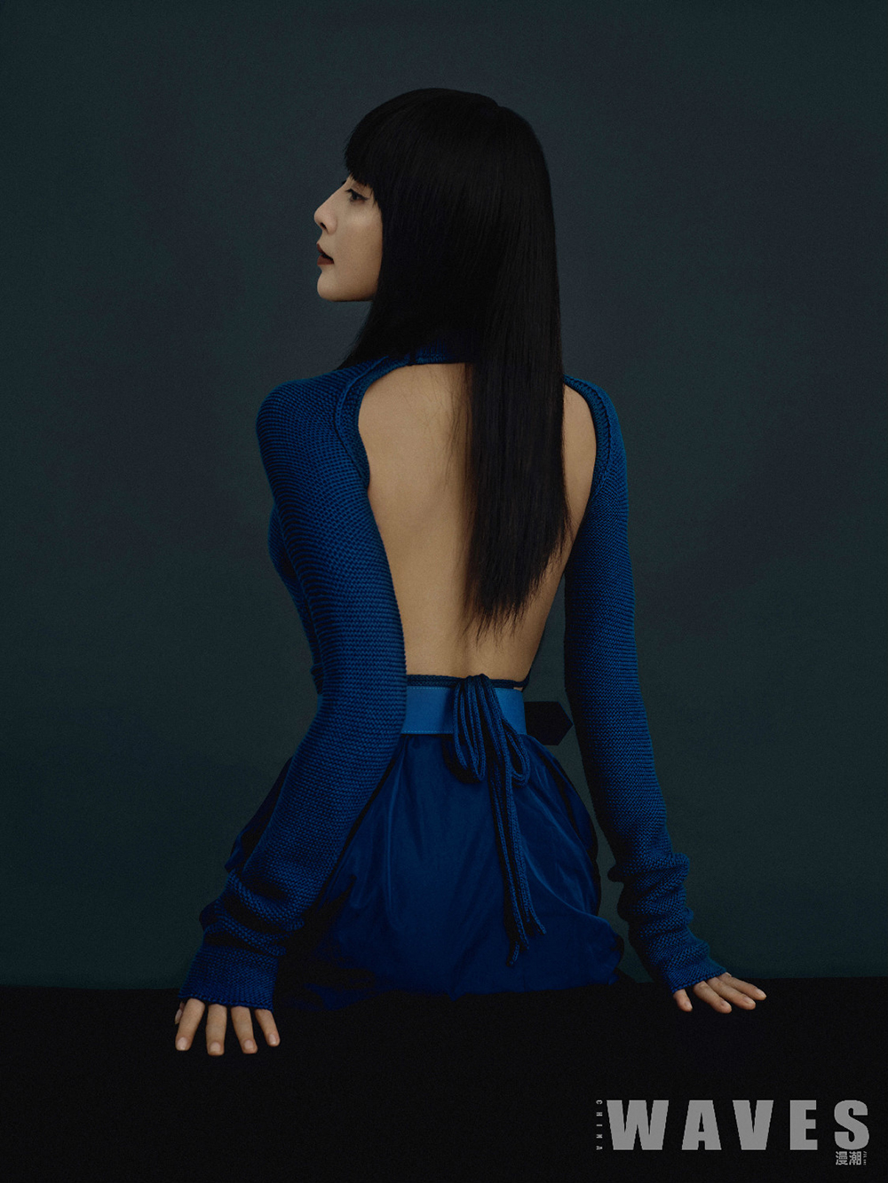 殷桃杂志封面大片曝光 长裙摇曳尽显曼妙身姿