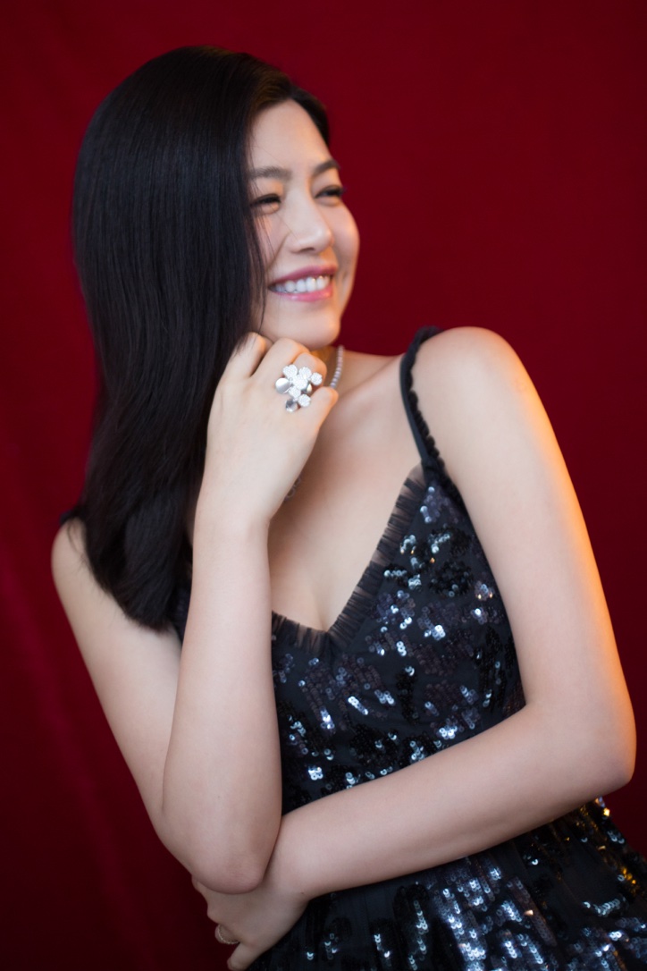 陈妍希柔媚亮相华表奖初心不改致敬电影辉煌